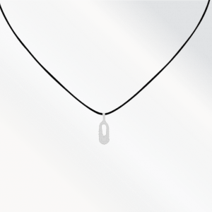 Collier avec pendentif en argent et une chaine en nylon